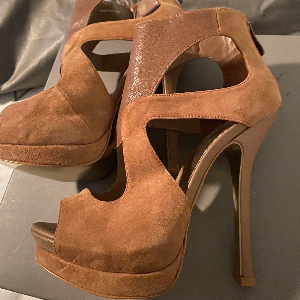 Platform open sandals bebe size 7 tan suede